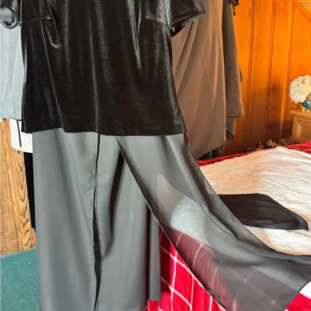 Black Velvet 2-Piece Pant Suit. Elegant Formal Evening Set Rhinestone Accent - Picture 4 of 5